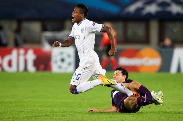 FUSSBALL- CL, A.Wien vs Porto WIEN,AUSTRIA,18.SEP.13 - FUSSBALL - UEFA Champions League, Gruppenphase, FK Austria Wien vs FC Porto. Bild zeigt Alex Sandro (Porto) und Philipp Hosiner (A.Wien). 
