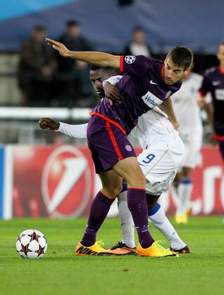 FUSSBALL- CL, A.Wien vs Porto WIEN,AUSTRIA,18.SEP.13 - FUSSBALL - UEFA Champions League, Gruppenphase, FK Austria Wien vs FC Porto. Bild zeigt Jackson Kaja Rogulj (A.Wien) und Martinez (Porto). 
