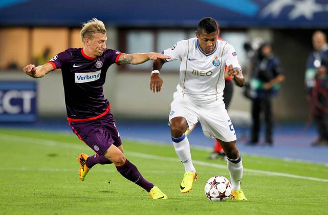 FUSSBALL- CL, A.Wien vs Porto WIEN,AUSTRIA,18.SEP.13 - FUSSBALL - UEFA Champions League, Gruppenphase, FK Austria Wien vs FC Porto. Bild zeigt Daniel Royer (A.Wien) und Alex Sandro (Porto). 