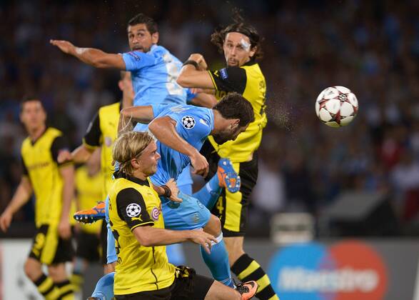 FUSSBALL CHAMPIONS LEAGUE SAISON 2013 2014 Vorrunde SSC Neapel - Borussia Dortmund 18.09.2013 Gonzalo Higuain (Mitte, SSC Neapel) köpft das Tor zum 1-0 gegen Marcel Schmelzer (unten, Borussia Dortmund) 