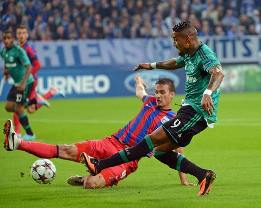 18.09.2013, xjhx, Fussball, Champions League, FC Schalke 04 - Steaua Bukarest, v.l. Lukasz Szukala (Steaua Bukarest), Kevin-Prince Boateng (FC Schalke 04)