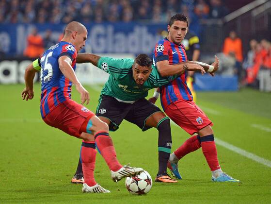 18.09.2013, xjhx, Fussball, Champions League, FC Schalke 04 - Steaua Bukarest, v.l. Alexandru Bourceanu (Steaua Bukarest), Kevin-Prince Boateng (FC Schalke 04), Nicolae Stanciu (Steaua Bukarest)