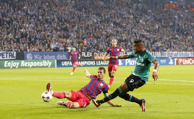 Gelsenkirchen, Veltins-Arena, 18.09.13: Schalkes Kevin-Prince Boateng (R) against Bukarests Lukasz Szukala during the match between FC Schalke 04 vs. Galatasaray Istanbul in the champions league season 2013 2014. FC Schalke 04 vs. Steaua Bukarest in der Gruppenphase der UEFA Championsleague Spiel