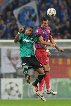 Fußball Champions League Gruppenphase 1. Spieltag Schalke 04 - Steaua Bukarest am 18.09.2013 in der Veltins Arena in Gelsenkirchen Kevin-Prince Boateng ( Schalke ), links - Lukasz Szukala ( Bukarest ), rechts