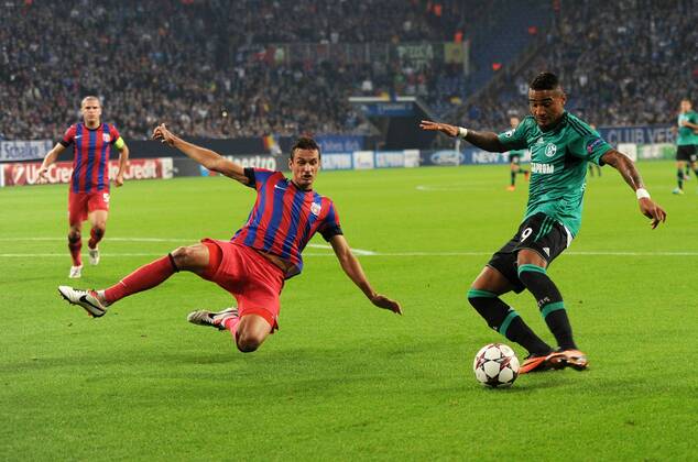 18-09-2013, Fussball, Saison 2013-2014, UEFA Champions League, Vorrunde, FC Schalke 04 - Steaua Bukarest, Kevin Prince Boateng (Schalke 04), re., gegen Lukasz Szukala (Steaua Bukarest)