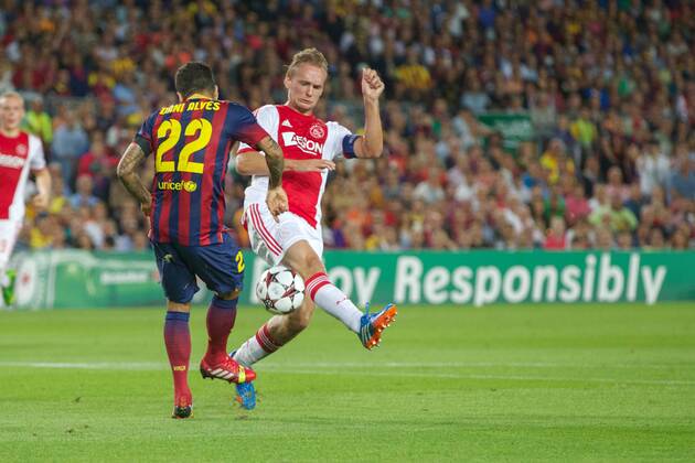 (L-R) Dani Alves of FC Barcelona, Siem de Jong of Ajax during the Champions League match between FC Barcelona and Ajax Amsterdam on September 18, 2013 at the Camp Nou stadium in Barcelona, Spain FC Barcelona v Ajax Champions League 2013 2014 xVIxxIVx 1796352