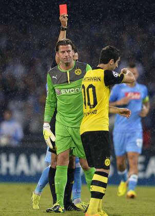 FUSSBALL CHAMPIONS LEAGUE SAISON 2013 2014 Vorrunde SSC Neapel - Borussia Dortmund 18.09.2013 Schiedsrichter Pedro Proenca (hinten, Portugal) zeigt Torwart Roman Weidenfeller (Mitte, Borussia Dortmund) die Rote Karte, Henrikh Mkhitaryan (Borussia Dortmund) enttäuscht 