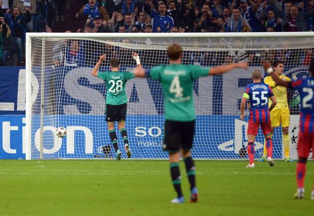 18.09.2013, xjhx, Fussball, Champions League, FC Schalke 04 - Steaua Bukarest, v.l. Adam Szalai (FC Schalke 04), Atsuto Uchida (FC Schalke 04) Goal scored, Tor zum 1:0