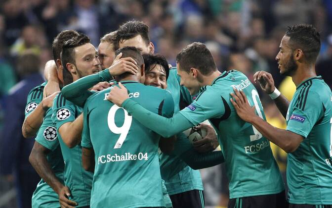 Gelsenkirchen, Veltins-Arena, 18.09.13: Schalkes Atsuto Uchida (M) celebrates scoring the 1:0 with Kevin-Prince Boateng (9), Julian Draxler (R) and co. during the match between FC Schalke 04 vs. Galatasaray Istanbul in the champions league season 2013 2014. FC Schalke 04 vs. Steaua Bukarest in der Gruppenphase der UEFA Championsleague Spiel