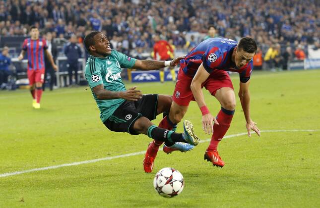 Gelsenkirchen, Veltins-Arena, 18.09.13: Schalkes Jefferson Farfan (L) against Bukarests Florin Gardos during the match between FC Schalke 04 vs. Galatasaray Istanbul in the champions league season 2013 2014. FC Schalke 04 vs. Steaua Bukarest in der Gruppenphase der UEFA Championsleague Spiel