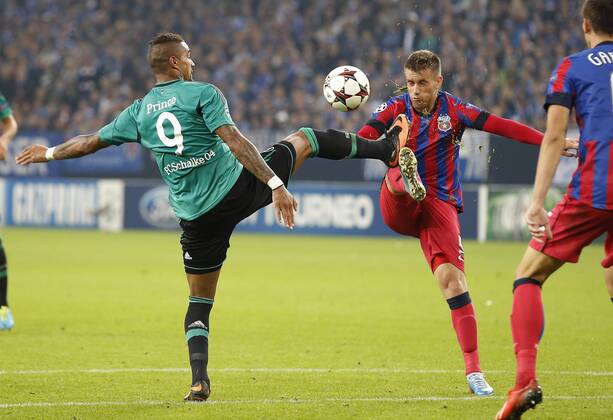 Gelsenkirchen, Veltins-Arena, 18.09.13: Schalkes Kevin-Prince Boateng (R) against Bukarests Mihai Pintilii during the match between FC Schalke 04 vs. Galatasaray Istanbul in the champions league season 2013 2014. FC Schalke 04 vs. Steaua Bukarest in der Gruppenphase der UEFA Championsleague Spiel