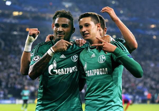 Fussball, UEFA Champions League, Herren, Saison 2013 2014, Gruppe E 1. Spieltag, Veltins Arena Gelsenkirchen: FC Schalke 04 (grün) - Steaua Bukarest (rot) 3:0; Kevin Prince Boateng (S04) bedankt sich nach seinem Tor zum 2:0 bei Julian Draxler (S04), daneben Adam Szalai (S04) und Roman Neustädter, Neustaedter (S04). Jubel, Freude, Aktion.