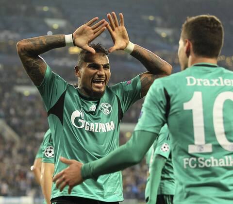 Foto .... Siegesjubel Schalke, Kevin Prince Boateng umarmt Julian Draxlaer , rechts Fussball - Championsleague am Mi. 18.09.2013 Schalke 04 - Steaua Bukarest 3 - 0