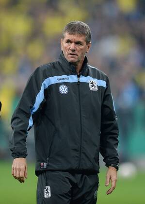 FUSSBALL DFB POKAL 1. RUNDE SAISON 2013 2014 TSV 1860 Muenchen - Borussia Dortmund 24.09.2013 Trainer Friedhelm Funkel (1860 Muenchen) nachdenklich
