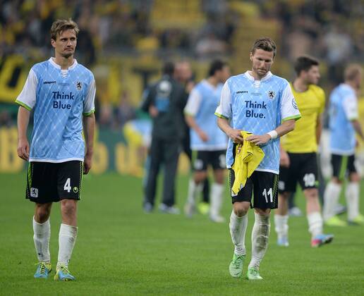 FUSSBALL DFB POKAL 1. RUNDE SAISON 2013 2014 TSV 1860 Muenchen - Borussia Dortmund 24.09.2013 Enttäuschung 1860 Muenchen: Kai Bülow (li) und Benjamin Lauth
