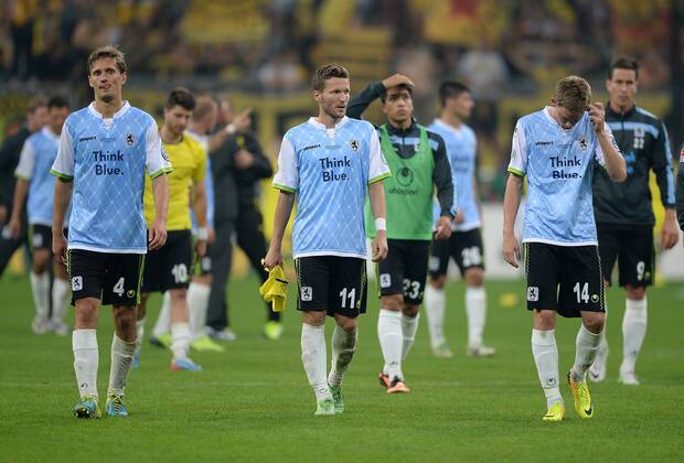 FUSSBALL DFB POKAL 1. RUNDE SAISON 2013 2014 TSV 1860 Muenchen - Borussia Dortmund 24.09.2013 Enttäuschung 1860 Muenchen: Kai Bülow, Benjamin Lauth und Marin Tomasov v.li.