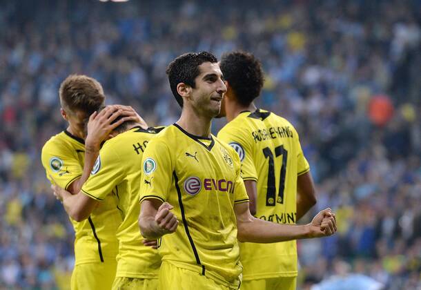 FUSSBALL DFB POKAL 2. RUNDE SAISON 2013 2014 TSV 1860 München - Borussia Dortmund 24.09.2013 JUBEL Dortmund; Torschütze zum 0-2 Henrikh Mkhitaryan (Mitte)