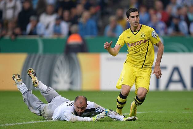 FUSSBALL DFB POKAL 2. RUNDE SAISON 2013 2014 TSV 1860 München - Borussia Dortmund 24.09.2013 Henrikh Mkhitaryan (Borussia Dortmund) erzielt hier das Tor zum 0-2, Torwart Gabor Kiraly (1860 München) kommt zu Spät.