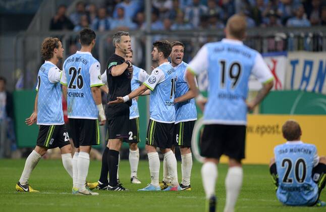 FUSSBALL DFB POKAL 2. RUNDE SAISON 2013 2014 TSV 1860 München - Borussia Dortmund 24.09.2013 Schiedsrichter Michael Weiner umringt von 1860 Spielern; Yannick Stark, Christopher Schindler, Moritz Stoppelkamp, Dominik Stahl (v.li.) Weiner zeigt hier Dominik Stahl (Bild Mitte) die Rote Karte nach eine Foul.