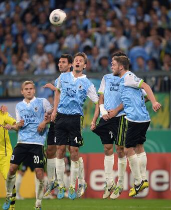 FUSSBALL DFB POKAL 2. RUNDE SAISON 2013 2014 TSV 1860 München - Borussia Dortmund 24.09.2013 Mauer 1860 München; Dominik Stahl, Christopher Schindler, Kai Bülow, Grzegorz Wojtkowiak, Stefan Wannenwetsch (v. re.)