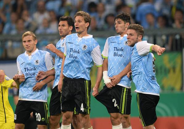 FUSSBALL DFB POKAL 2. RUNDE SAISON 2013 2014 TSV 1860 München - Borussia Dortmund 24.09.2013 Mauer 1860 München; Dominik Stahl, Christopher Schindler, Kai Bülow, Grzegorz Wojtkowiak, Stefan Wannenwetsch (v. re.)