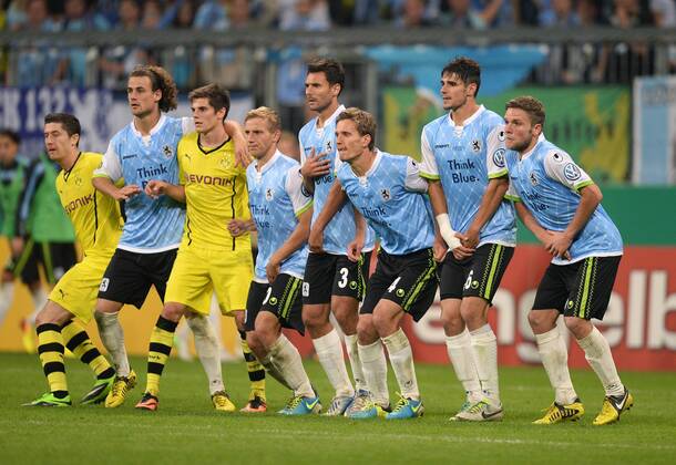 FUSSBALL DFB POKAL 2. RUNDE SAISON 2013 2014 TSV 1860 München - Borussia Dortmund 24.09.2013 Mauer 1860 München; Dominik Stahl, Christopher Schindler, Kai Bülow, Grzegorz Wojtkowiak, Stefan Wannenwetsch, Jonas Hofmann (Borussia Dortmund), Yannick Stark (1860 München) und Robert Lewandowski (v.re, Borussia Dortmund)