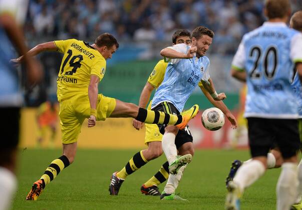 FUSSBALL DFB POKAL 2. RUNDE SAISON 2013 2014 TSV 1860 München - Borussia Dortmund 24.09.2013 Benjamin Lauth (Mitte, 1860 München) gegen Kevin Grosskreutz (li, Borussia Dortmund)