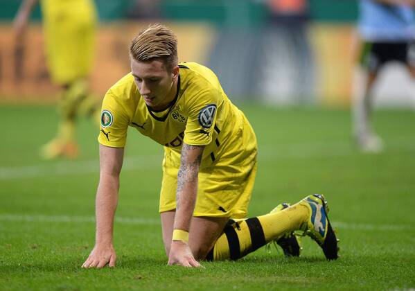 FUSSBALL DFB POKAL 2. RUNDE SAISON 2013 2014 TSV 1860 München - Borussia Dortmund 24.09.2013 Marco Reus (Borussia Dortmund) am Boden