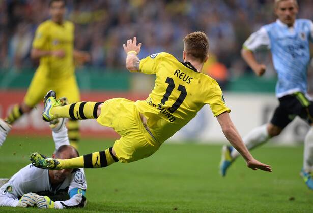 FUSSBALL DFB POKAL 2. RUNDE SAISON 2013 2014 TSV 1860 München - Borussia Dortmund 24.09.2013 Elfmeter oder nicht; Marco Reus (Mitte, Borussia Dortmund) gegen Torwart Gabor Kiraly (Boden, 1860 München)
