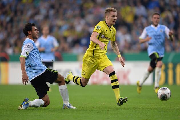 FUSSBALL DFB POKAL 2. RUNDE SAISON 2013 2014 TSV 1860 München - Borussia Dortmund 24.09.2013 Grzegorz Wojtkowiak (li, 1860 München) gegen Marco Reus (Borussia Dortmund)