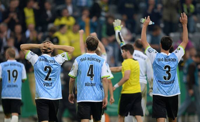 FUSSBALL DFB POKAL 2. RUNDE SAISON 2013 2014 TSV 1860 München - Borussia Dortmund 24.09.2013 Enttäuschung 1860 München: Moritz Volz, Kai Bülow und Grzegorz Wojtkowiak (v.li.)