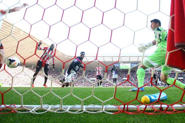 Daniel Sturridge of Liverpool scores the opening goal - Sunderland vs. Liverpool - Barclay s Premier League - Stadium of Light - Sunderland - 29 09 2013 Pic Philip Oldham Sportimage EDITORIAL USE ONLY. No use with unauthorised audio, video, data, fixture lists, club league logos or live services. Online in-match use limited to 120 images, no video emulation. No use in betting, games or single club league player publications.