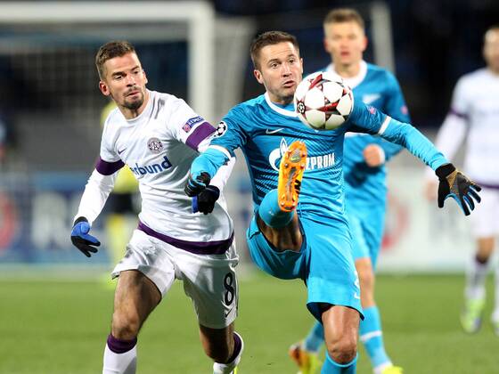 FUSSBALL - CL, St.Petersburg vs A.Wien ST.PETERSBURG,RUSSLAND,01.OKT.13 - FUSSBALL - UEFA Champions League, Gruppenphase, Zenit Sankt Petersburg vs FK Austria Wien. Bild zeigt Tomas Simkovic (A.Wien) und Viktor Fayzulin (St.Petersburg). 