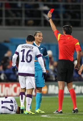 FUSSBALL - CL, St.Petersburg vs A.Wien - ST.PETERSBURG,RUSSLAND,01.OKT.13 - FUSSBALL - UEFA Champions League, Gruppenphase, Zenit Sankt Petersburg vs FK Austria Wien. Bild zeigt Philipp Hosiner, Florian Mader (A.Wien), Axel Witsel (St.Petersburg) und Schiedsrichter Deniz Aytekin (GER). Keywords: Rote Karte. 