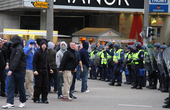 01.10..2013 Basel Fussball Herren Champions-League FC Basel - FC Schalke 04 Bild zeigt Polizei im Einsatz vor dem Spiel li. Schalke Fans Aktion Foto 
