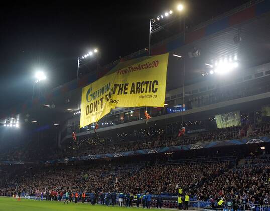01.10.2013, xjhx, Fussball Champions League, FC Basel - FC Schalke 04, v.l. Greenpeace Aktion gegen Gazprom, abseilende Kletterer auf dem Stadiondach