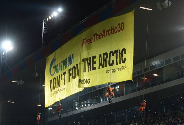 01.10.2013, xjhx, Fussball Champions League, FC Basel - FC Schalke 04, v.l. Greenpeace Aktion gegen Gazprom, abseilende Kletterer auf dem Stadiondach