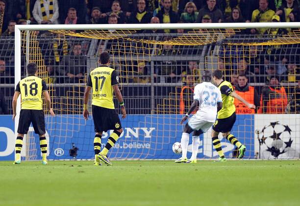 01.10.2013, xovx, Fussball Champions League, Borussia Dortmund (BVB) - Olympique Marseille, v.l. Nuri Sahin (Borussia Dortmund), Pierre-Emerick Aubameyang (Borussia Dortmund), Benjamin Mendy (Olympique Marseille), Robert Lewandowski (Borussia Dortmund) mit dem Tor zum 1:0, Aktion.