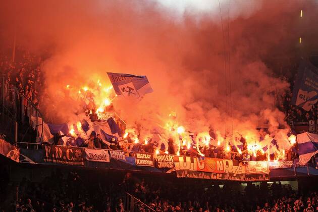 01.10.2013, Fussball Championsleague 2013 2014, Vorrunde, 2.Spieltag, - FC Schalke 04, im Stadion St. Jakobs-Park-Stadion Basel (Schweiz). die Schalker Fans haben Bengalos gezündet.