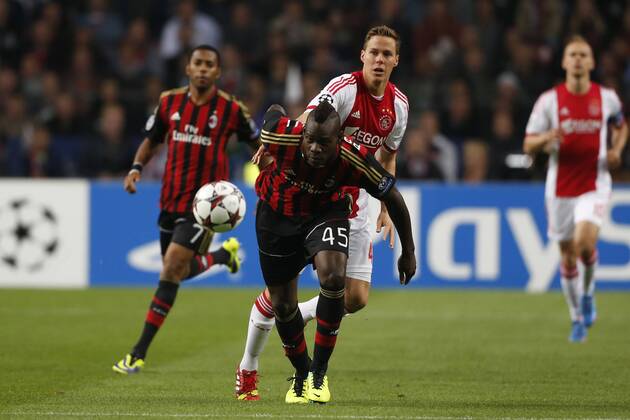(L-R) Mario Balotelli of AC Milan, Niklas Moisander of Ajax during the Champions League match between Ajax Amsterdam and AC Milan on Oktober 1, 2013 at the Amsterdam Arena in Amsterdam, The Netherlands. Ajax v AC Milan Champions League 2013 2014 xVIxLaurensxLindhoutxIVx 1825853