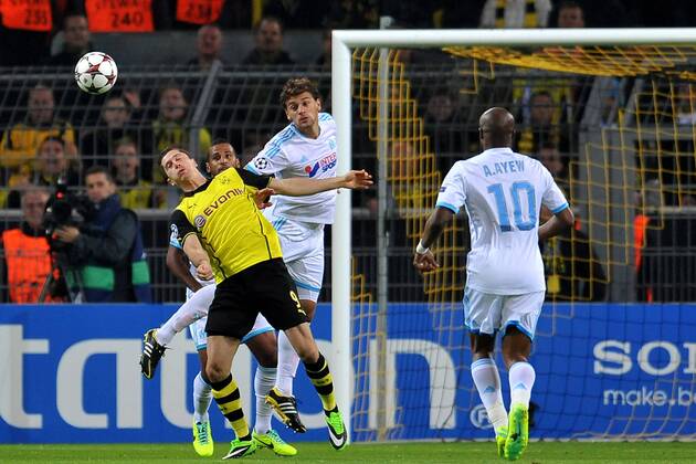 Fußball Champions League Gruppenphase 2.Spieltag: Borussia Dortmund (BVB) - Olympique Marseille am 01.10.2013 im Signal Iduna Park in Dortmund Robert Lewandowski ( Dortmund ), links - Lucas Mendes ( Marseille ), mitte - Andre Ayew ( Marseille ), rechts