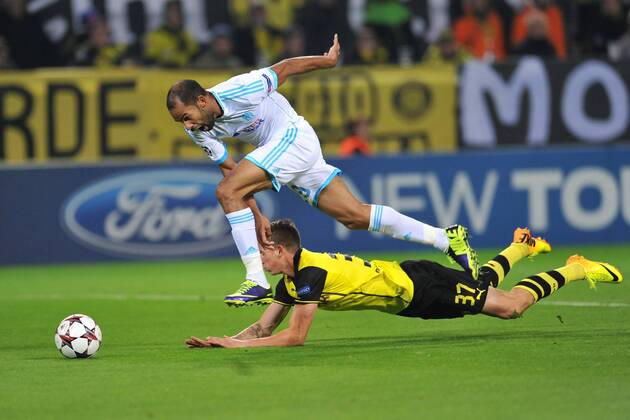 Fußball Champions League Gruppenphase 2.Spieltag: Borussia Dortmund (BVB) - Olympique Marseille am 01.10.2013 im Signal Iduna Park in Dortmund Saber Khalifa ( Marseille ), oben - Erik Durm ( Dortmund ), unten