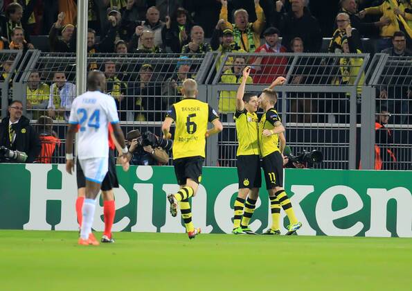 Marco Reus 11 (Borussia Dortmund) feiert Torschuetze Robert Lewandowski 9 (Borussia Dortmund) nach dessen Treffer, Tor zum 1:0, Emotion, Freude, Glueck Borussia Dortmund vs Olympique Marseille --- Fussball --- Champions League --- 01.10.2013 EP_JSE