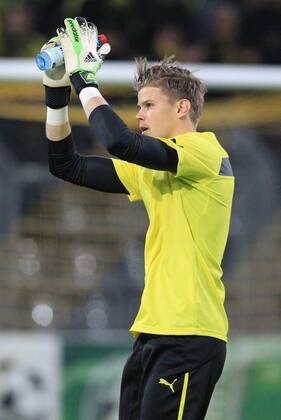 Torwart Mitchell Langerak 20 (Borussia Dortmund) begruesst die Fans vor dem Spiel Borussia Dortmund vs Olympique Marseille --- Fussball --- Champions League --- 01.10.2013 EP_JSE