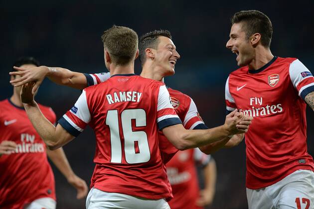 FUSSBALL CHAMPIONS LEAGUE VORRUNDE SAISON 2013 2014 Arsenal London - SSC Neapel 01.10.2013 Mesut Oezil (Mitte) bejubelt seinen Treffer zum 1:0 mit Aaron Ramsey (li) und Olivier Giroud (re, beide Arsenal) 