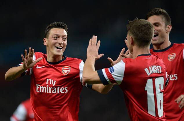 FUSSBALL CHAMPIONS LEAGUE VORRUNDE SAISON 2013 2014 Arsenal London - SSC Neapel 01.10.2013 Mesut Oezil (li) bejubelt seinen Treffer zum 1:0 mit Aaron Ramsey (re, beide Arsenal) 