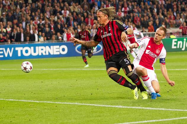(L-R) Philippe Mexes of AC Milan, Siem de Jong of Ajax during the Champions League match between Ajax Amsterdam and AC Milan on Oktober 1, 2013 at the Amsterdam Arena in Amsterdam, The Netherlands. Ajax v AC Milan Champions League 2013 2014 xVIxxIVx 1825946