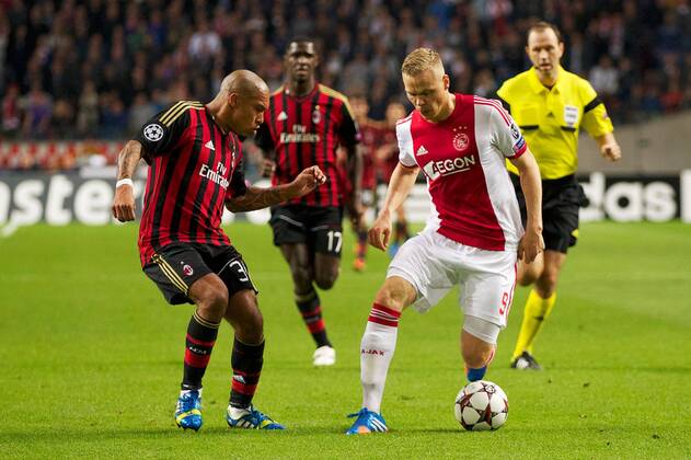 (L-R) Nigel de Jong of AC Milan, Kolbeinn Sigthorsson of Ajax during the Champions League match between Ajax Amsterdam and AC Milan on Oktober 1, 2013 at the Amsterdam Arena in Amsterdam, The Netherlands. Ajax v AC Milan Champions League 2013 2014 xVIxxIVx 1825957