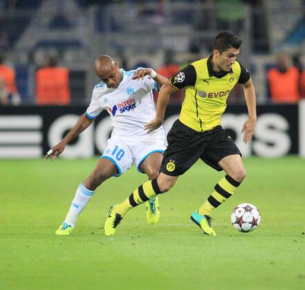 Andre Ayew 10 (Olympique Marseille) im Zweikampf gegen Nuri Sahin 18 (Borussia Dortmund), Aktion, Action Andre Ayew 10 (Olympique Marseille) tackling against Nuri Sahin 18 (Borussia Dortmund), Aktion, Action Borussia Dortmund vs Olympique Marseille --- Fussball --- Champions League --- 01.10.2013 EP_JSE