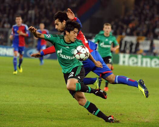 Basel, Schweiz, Stadion St. Jakob-Park 1.10.2013 Fussball, Champions-League FC Basel - Schalke 04 Atsuto Uchida, Schalke 04 und dahinter Mohamed SALAH, FC Basel Foto und alle